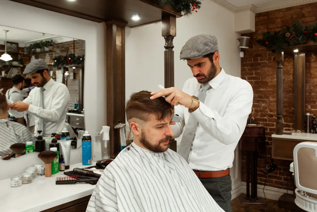 Barbier qui coupe les cheveux d'un client dans un salon aux murs de briques